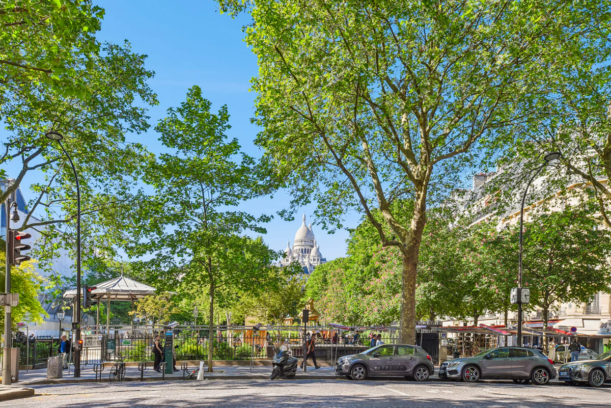 Le square d'Anvers et, au loin, la basilique du Sacré-Cœur, vus de l'avenue Trudaine