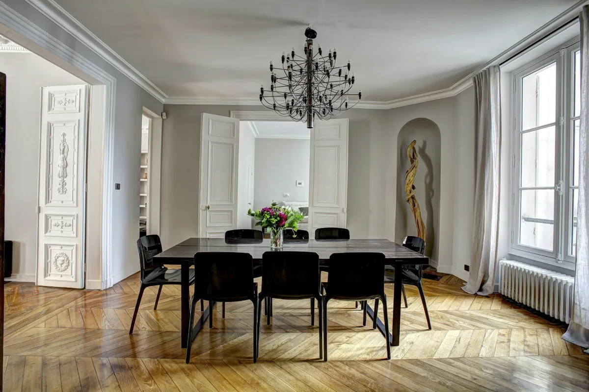 Salle à manger ancienne, parquet à chevrons, moulures